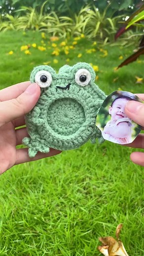 cute crochet frog frame keychain #crochetanywhere #crochet #crochetframe #crochetfrog #crochetersoftiktok