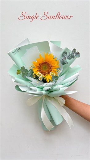 Florist Jakarta , Florist Tangerang on Instagram: "Sunflower lovers mana nih suaranya?😍🌻 Ada asupan tutorial fluffy buket yang gemess💛 — ☎️Contact us: +62-819-0550-3429 — #wrappingtutorial #flowertutorial #diyflower #flowerbouquet #tutorial"