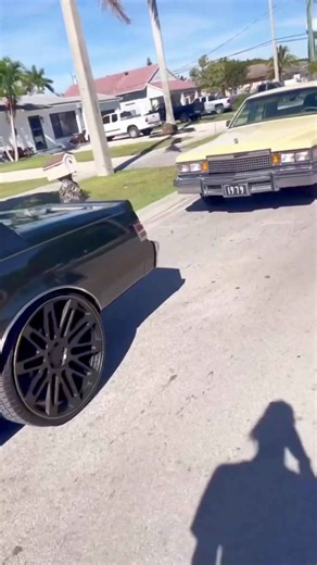 Miami Christmas Parade Old-School Lined Up