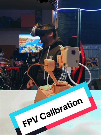 Ich habe mein HeadTracker-FPV-Projekt nochmal richtig getestet – diesmal mit der VR-Brille und einer verbesserten Kameraeinstellung mit 15 FPS. Das Bild läuft jetzt deutlich flüssiger, die Latenz ist geringer und die Qualität ist viel angenehmer fürs Auge. Wenn ich meinen Kopf bewege, folgt die Kamera sauber und ohne Ruckeln, und im VR-Modus fühlt es sich noch realistischer an als vorher. Man hat wirklich das Gefühl, direkt vor Ort zu sein und alles selbst zu steuern. Das System wird immer stabi