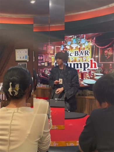 keigo | magician on Instagram: "「マジックバートライアンフ！」本日のショー風景滋 #マジック #マジシャン #手品 #エンタメ #コインマジック #カードマジック #マジックバー #トライアンフ #マジックショー #銀貨 #関西 #大阪 #難波 #なんば #宗右衛門町夜遊び #大阪ナイトスポット #なんばナイトスポット #メンヘラさんと繋がりたい #magic #magician #coinmagic #cardmagic #osaka #namba"