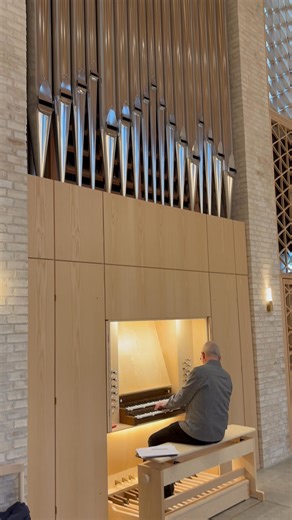 I dag blev orglet i Højvangen Kirke formelt godkendt af den kirkeministerielle orgelkonsulent Torben Krebs ❤️💒🎹🎶 Han beskrev orglet som et smukt liturgisk møbel, der også er dejligt at spille på 🙏 | Skanderborg Sogn