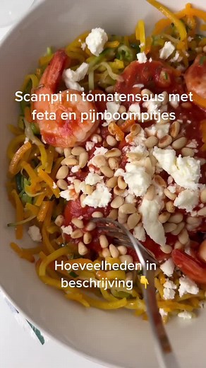 Ingrediënten voor 4 personen: 24 scampi's, 400g courgetti, 1 sjalot, 2 teentjes knoflook, 30g geroosterde pijnboompitten 400ml passata, 150g feta, 100ml witte wijn, Italiaanse kruiden, olijfolie, peper en zout #libellelekker #lowcarbrecipes #koolhydraatarmdieet #koolhydraatarm #snelrecept