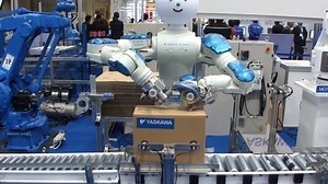 Robô Motoman SDA-10D, atuando em um processo de empacotamento de uma linha de produção automatizada. Siga-nos no Instagram: www.instagram.com/revolucaomecatronica/ Siga-nos no Twitter: https://twitter.com/revmecatronica | Revolução Mecatrônica