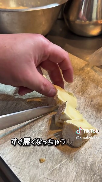 【た藁や行った時はぜひ！とろ～り🧀カマンベールチーズ焼き】 外カリッ、中とろ～り。 シンプルやのに止まらんやつ。 丸ごとカマンベールを焼くだけで 香ばしさとコクが一気に爆発🤤🍷 表面はこんがり香ばしく、 中はとろ～っと濃厚。 パンにつけてもよし、 そのまま食べてもよし。 た藁や各店ではカマンベールチーズの藁焼きとして提供中！ ぜひお店に行った時はご賞味あれ🧀♡ #レシピ動画 #簡単料理 #簡単レシピ #チーズ #大阪居酒屋