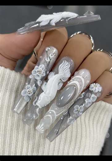 Moonlight Koi 🛍️Product Included available only at www.TinoVo.shop ⬇️ • 1. Apply moonlight magnetic cateye gel 2. Apply shine it topcoat 3. Use sticky to apply claydoh 4. Mold with white clay doh 5. Use brush conditioning cleanser for the claydoh 6. Use clear texture gel for the beading 7. Apply silver caviar beads 0.8 & 0.6mm 8. Use clear emboss jelly for the gems on ring finger 9. 3d tree branches using black & white texture gel Everything Cure 60 seconds in LED/UV LAMP . 🎨𝐓𝐢𝐧𝐨 𝐕𝐨 𝐀𝐫