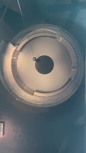 Rotação da Terra provada por um pêndulo de Foucault. O pêndulo de Foucault é experimento simples criado pelo físico francês Jean-Bernard-Léon Foucault, cuja primeira demonstração data de 1851 (no Panteão de Paris). Um pêndulo com massa significativa é fixado a partir de um longo cabo ao teto; é, então, posto em movimento pendular; com o tempo, a Terra que gira abaixo dele faz criar, também, um leve movimento rotacional, conforme pode ser verificado, neste vídeo, nas hastes derrubadas por ele. **