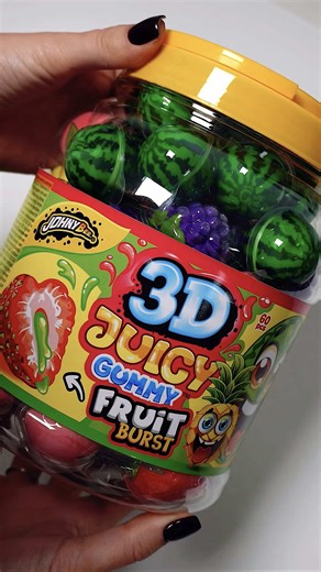 𝐉𝐎𝐇𝐍𝐘 𝐁𝐄𝐄 – 𝟑𝐃 𝐉𝐔𝐈𝐂𝐘 𝐆𝐔𝐌𝐌𝐘 𝐅𝐑𝐔𝐈𝐓 𝐁𝐔𝐑𝐒𝐓 🍓🍍🍇 Sag mir NASCHEN, ohne zu sagen Naschen. Richtig: 1,08 kg pure fruchtige Glückseligkeit! 🤤 Die Johny Bee 3D Gummys sehen aus wie kleine Früchte, schmecken super juicy und sind perfekt zum Teilen… oder eben nicht teilen. 😏 🍬 60 Stück – XXL Naschvorrat 🍉 Mega saftiger Geschmack 🐄 Mit Rindergelatine 🎉 Ideal für Filmabende, Gäste oder einfach für deine Snack-Schublade Warnung: extrem süchtig machend. Die Dose lebt selte