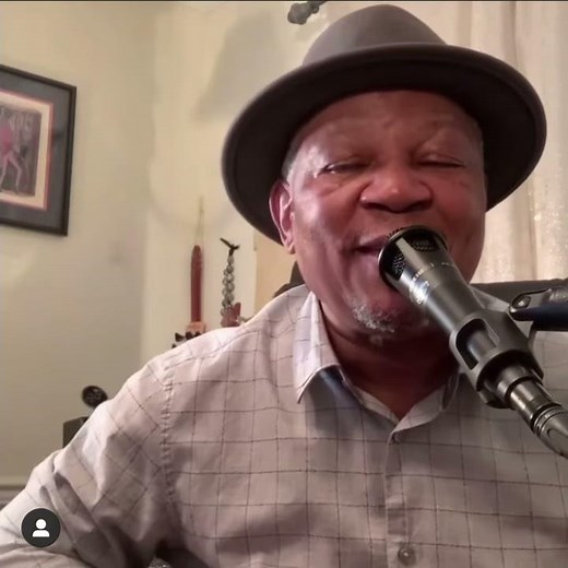 Bakithi demonstrates Kala Striped Ebony Fretless Acous:Elec Ubass