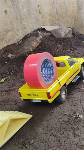 RC Toyota Hilux 1983 Hauling a Massive Roll | Mini Off-Road Power!