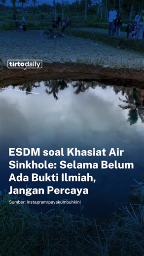 tirto.id on Instagram: "Tim ahli dari Badan Geologi Kementerian Energi dan Sumber Daya Mineral (ESDM) mengimbau masyarakat agar tidak terpengaruh informasi yang tidak valid terkait air di lubang sinkhole di Jorong Tepi, Nagari Situjuah Batua, Kabupaten Limapuluh Kota, Sumatera Barat. Imbauan tersebut disampaikan anggota tim ahli Badan Geologi, Taufik Wirabuana, saat melakukan pengkajian di lokasi fenomena alam tersebut, Jumat (9/1). Ia meminta masyarakat tidak mudah percaya pada klaim yang belum