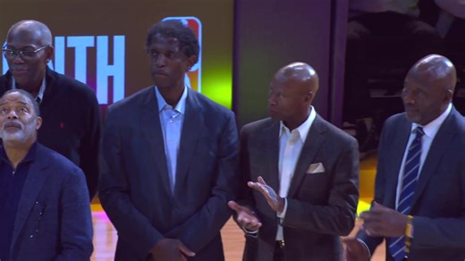 Magic Johnson presenta a Pat Riley y a los Showtime Lakers durante la ceremonia de inauguración de la estatua de hoy. “Uno de los mejores entrenadores que jamás haya existido, y también uno de los entrenadores mejor vestidos.” (Via NBA/X) #MagicJohnson #PatRiley #Lakers #NBA #Basketball