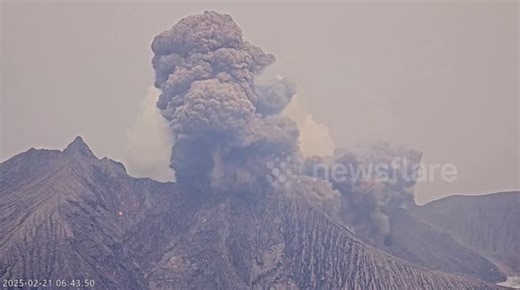 Japan: Volcano Erupts with 1600 Meter Plume Shocking Residents