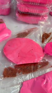 El turrón rosa de Guadalajara es un dulce tradicional mexicano, muy popular en ferias, fiestas patronales y tianguis. Se elabora principalmente con azúcar, clara de huevo y colorante vegetal rosa, lo que le da esa apariencia llamativa. Su textura es esponjosa por dentro y un poco crujiente por fuera, parecido al merengue seco, y suele venderse en barritas o piezas redondas envueltas en papel celofán transparente. Es uno de esos dulces típicos que evocan infancia y tradiciones, junto con las oble