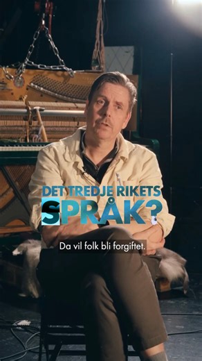 «Jeg skal vitne til siste slutt!», skrev den tysk-jødiske språkforskeren Victor Klemperer i sin hemmelige dagbok på et tidspunkt der ingenting tydet på at han ville komme til å overleve nazismens forfølgelser. De omfattende dagbøkene er unike, fordi de fra «innsiden» av Det tredje riket forsøker å beskrive hvordan det er selve språket som har gjort de nazistiske overgrepene mulig, litt som arsenikk som dryppes i drikkevannet og sakte men sikkert forgifter et helt folk🖤 | Nationaltheatret