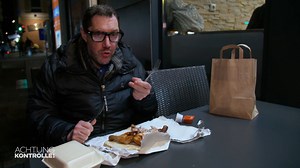 Profikoch Mirko Reeh geht in München auf die Suche nach dem perfekten Brathähnchen. Er kontrolliert Bratereien, die im Internet durch ihre Kritiken aufgefallen sind. „Undercover“ mit versteckter Kamera testet Mirko Reeh die Hähnchen auf Herz und Nieren. 👨🏻‍🍳📺 „Achtung Kontrolle“ – Montag bis Freitag, um 18:55 Uhr bei Kabel Eins oder streamen auf Joyn. #AchtungKontrolle | Kabel Eins