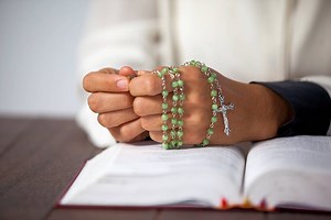 SANTO ROSARIO » ¿Cómo Rezarlo? Guía Paso A Paso Con Vídeo