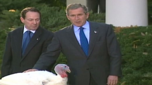 2001: Bush pecked while pardoning turkey