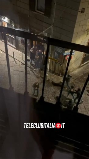 Teleclubitalia on Instagram: "Paura ieri sera a #Napoli dopo la partita di Champions League tra gli azzurri e il Chelsea. Nella zona dei baretti di Chiaia, un nutrito gruppo di ultras teppisti ha preso di mira il pub Bridge, in via Bisignano, dove alcuni tifosi inglesi si erano fermati a bere. L’assalto ha provocato attimi di forte tensione, con vetri rotti e danni al locale. La situazione ha creato panico tra i presenti e i residenti della zona. Sul posto sono intervenute le forze dell’ordine p