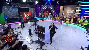 El publico se revela y al ritmo de la musica le dicen a Lalo que se la come #EsShow | Es Show