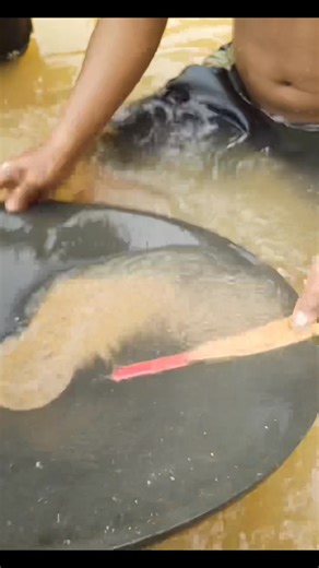 Traditional panning process on the banks of large rivers. #goldpeospecting #goldrush #goldmining #sorotan #viral | Riadi Gold Panner