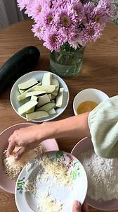 Sesongin kasvisresepti: kesäkurpitsaranskalaiset! 👩‍🍳 Leikkaa kesäkurpitsa sopiviksi paloiksi. 1. Riko kananmuna ja vatkaa se. 2. Laita vehnäjauhot toiseen kulhoon. 3. Lisää toiseen kulhoon korppujauhot, parmesaani, suola ja pippuri. 4. Pyörittele kesäkurpitsat ensin jauhoissa, sitten kananmunassa ja lopuksi korppujauhoseoksessa. 5. Paista kuumassa öljyssä, kunnes ne ovat kullanruskeita ja rapeita molemmilta puolilta. 6. Nosta talouspaperin päälle jäähtymään. ET VOILÀ! Hyvää ruokahalua! #resep