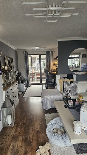 It's a weekend when the youngest pup comes to visit! Bubbles, food, & lashes! Xx | Michelle Lewis