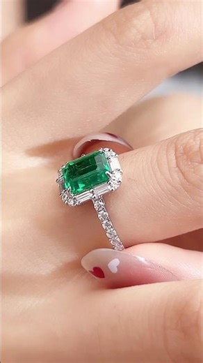 18K 1.6CT Emerald shape lab grown emerald ring. #messijewelry #ring #bestring #jewelry #emeraldring
