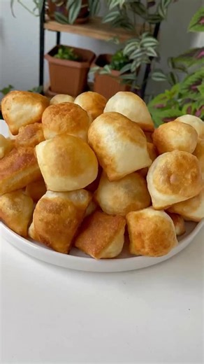 Hilalin_Mutfagi/Yedek hesabı on Instagram: "@hilalin_mutfagi_ YUMURTASIZ❌Balon PİŞİ👌10 Dakikada Yağ Çekmeyen Efsane Pişi💯Tüm detaylarını YouTube kanalımdan İzleyebilirsiniz 👇👇👇 YouTube 👉Hilalin Mutfagi ‼️Malzemeler: 1 su bardağı süt(250 ml) 1 çay kaşığı tepeleme dolu tuz 1 paket kabartma tozu 2,5 su bardağına yakın un(250 ml bardak ölçüsü ile) Kızartmak için sıvıyağı 📌Kullandığım su bardağı ölçüsü:250 ml📌 #pişi #kahvaltılıktarifler 