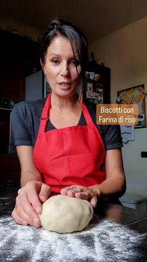 I biscotti preparati con la farina di riso sono friabili e delicati, buoni anche per accompagnare un tè o una cioccolata calda, adatti anche a coloro che seguono una dieta senza glutine. Ingredienti: 250g farina di riso 1 uovo 100g zucchero 100g burro 1 pizzico di sale Buccia grattugiata di limone o arancia A piacere potete aggiungere all'impasto gocce di cioccolato oppure Granella di frutta secca che li rende ancora più croccanti e profumati. Cottura 180° forno statico per 15 minuti #biscottigl