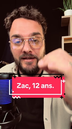 🇬🇧 Zac, 12 ans, est un héros. Héroïsme de 12 ans sur l'A40 : le 14 décembre 2025, dans le Worcestershire au Royaume-Uni, Nicola fait un malaise médical inattendu au volant sur l'A40, pied sur accélérateur. Assis passager, son fils Zac, 12 ans, tente de la réveiller, puis prend le contrôle : guide la voiture vers l'accotement herbeux, ralentit et arrête en sécurité. Il coupe le moteur et appelle immédiatement les urgences :