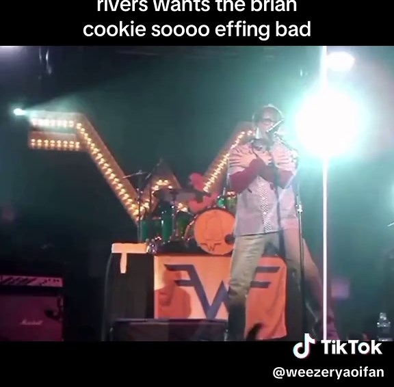 “come on and kiss me” directly in his face WE GET ITTTTT GET A ROOM #weezer #brivers #riverscuomo #brianbell #rpf