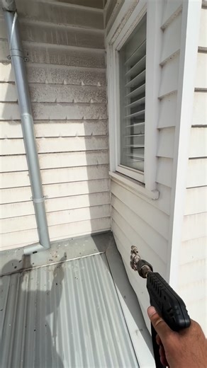 Wizz on Instagram: "Weatherboard Softwash Free Online Quotes - Link In Bio #melbourne #softwash #freequote #satisfying #housewash"