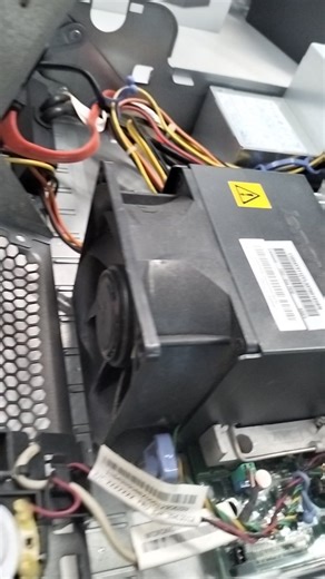 Inside the ThinkCentre PC.. Old machine from the Core 2 Duo era, with 2GB of RAM, 1 HDD and surprisingly.. 1 SSD inside. Still working perfectly, but needed a new CMOS battery and a new fresh system to be clean-installed into the SSD. (^3^)/🧰🖥️ #kerjakedaikomputer #pomenkomputer #pcrepairservice | Mohd Shadiq