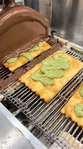 Il crossover di cui non sapevi di aver bisogno. 🍫🇦🇪😋 Abbiamo preso la croccantezza delle nostre chiacchiere artigianali e l’abbiamo fusa con l’ossessione del momento: il Dubai Chocolate.🤩💚 Uno strato generoso di crema al pistacchio e pasta kataifi croccante il tutto tuffato nel cioccolato al latte. Il risultato? Un crunch che si sente fino a Dubai! ✈️ ✨Tradizione 🤝 Trend #DubaiChocolate #Chiacchiere #Carnevale2026 #PistacchioLovers #FoodTrend