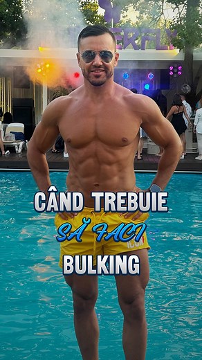 👉 Dă-mi un FOLLOW dacă vrei să vezi și pe viitor videoclipuri asemănătoare! Cea mai mare greșeală pe care o poți face – chiar ani de zile – este să încerci să pui masă musculară atunci când nici măcar nu îți vezi abdomenul. Mulți bărbați care se antrenează de câțiva ani la sală au în jur de 20% grăsime corporală. Dacă începi o fază de acumulare de masă în acest punct, tot ce vei reuși să faci este să adaugi și mai multă grăsime. Asta te poate ține blocat ani de zile într-un cerc vicios, cu prog