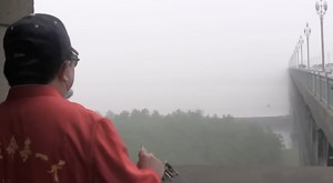 China ‘Angel’ Stops 469 Suicidal People Jumping off Bridge Over 21 years