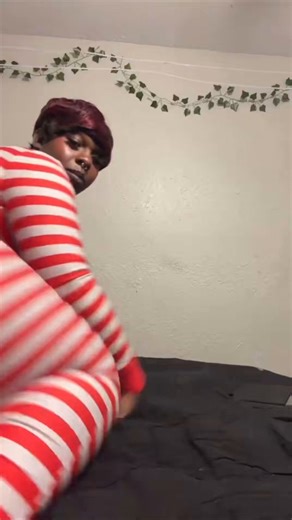 RT @bigbootygooner: bruh tf he doing w/all that back there?!🥴u was just trying to see some nutty ass clapping & then this thick booty nig…
