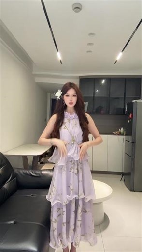 8732 法式紫色碎花露肩挂脖连衣裙女春季裙蓬蓬蛋糕裙生日裙子#裙裙 #春夏穿搭 #碎花 #夏天穿搭 #服装时装爱美穿搭时尚潮流
