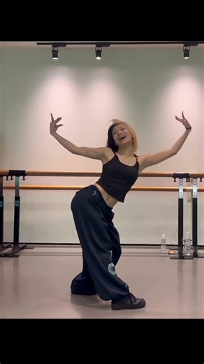 ダーリ（DALI） on Instagram: "練習の時フリー考えてなかったけど結局みんなの踊り見てたらやりたくなってた バグり散らかした赤坂でした NOA都立大(水)17:00~ @noadance_official @noadance_toritsudai NOA赤坂(火)19:00~ @noadance_official @noadance_akasaka #dance #dancer #jazzfunk #fyp #choreography #ダーリコレオ #댄스 #ダーリ #ダンス #lessoninfo"