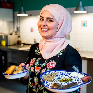 Malakeh couldn't bring many of her belongings from Syria to Germany. But she did manage to bring one thing: traditional Syrian recipes. Now, her newly-opened restaurant is a huge success. (Via شباب توك - DW) | DW News