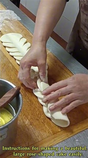 Instructions for making a beautiful, large rose-shaped cake easily