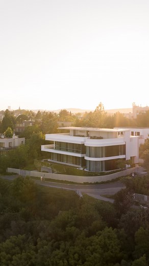 Na ostrohu nad údolím Vltavy na prestižní Babě stojí ikonická čtyřpodlažní vila s panoramatickým výhledem na celou Prahu. Monumentální stavba inspirovaná funkcionalismem je ztělesněním ultimátního luxusu – velkoryse prosklená fasáda, interiéry zahalené do mramoru a alcantary, špičkové technologické vybavení, garáž pro 4 vozy. Vila Baba zcela právem dominuje pražskému realitnímu trhu. | Svoboda & Williams