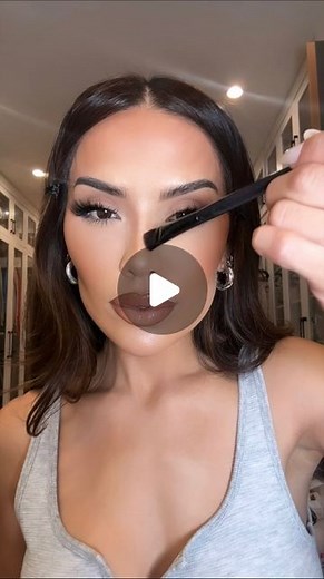 Karen Sarahi Robles on Instagram: "Ive been doing this routine for year and still swear by it somwtimes ill use cream to switch it Up but its always @benefitcosmetics Hoola bronzer, @lauramercier translucent setting powder with a semi dry beauty blender , dust away and finish with @CharlotteTilbury highlight . #nosecontour #howtonosecontour less"