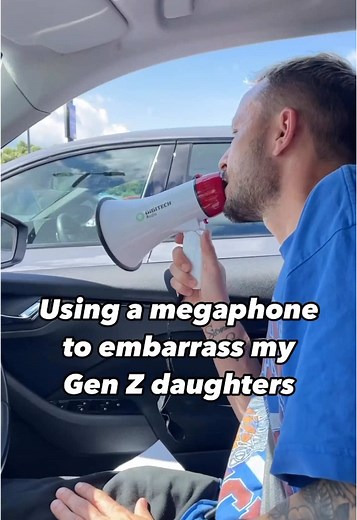 Dad’s Hilarious Boxing Day Megaphone Prank