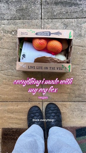veg box and meal plan is abundant this week 💚 ⁣ ⁣ veg box @Riverford Organic Farmers ⁣ ⁣ white miso butter beans leeks with roasted butternut squash garlic spread on toast ⁣ ⁣ white miso⁣ @Clearspring butter beans @Waitrose & Partners duchy⁣ regenerative sourdough⁣ @WILDFARMED 🌾🐄 chilli oil @White Mausu ⁣ ⁣ vegan carnitas with fried peppers onions, homemade tortilla refried beans ⁣ ⁣ vegan pork⁣ @juicymarbles refried beans @Gran Luchito ⁣ greek style feta ⁣@Violife ⁣ sliced silken tofu in a w