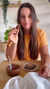 Crêpes : 2 ingrédients 🌿 Des crêpes à la banane avec seulement 2 ingrédients, vous allez adorer 👌🏻 Ingrédients pour 12 petites crêpes : -1 banane (100g) -2 œufs 1/ Dans un blender, mixe la banane avec les œufs. 2/ Huile légèrement la poêle, verse un peu de pâte, quand des petites bulles se forment tu peux la retourner pour quelques secondes et c’est prêt. Tu obtiens des petites crêpes moelleuses, sans gluten et sans lactose pour le petit déjeuner, le goûter ou pour te faire un bon petit desse