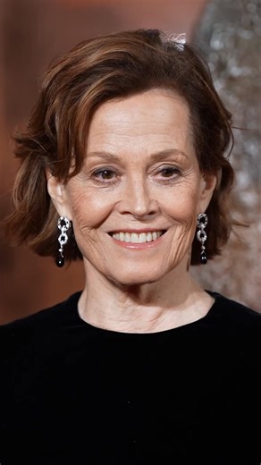 #SigourneyWeaver, 76 at The AVATAR: Fire and Ash in London🇬🇧 premiere🖤📸😘🥰 | Sigourney Weaver pagefan