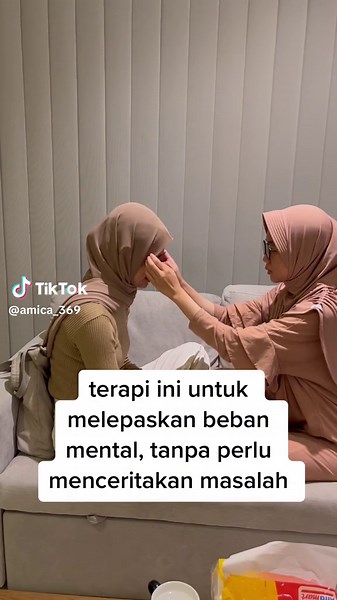 🗣️“teh aku ga pengen cerita tapi gimana biar kecemasan aku bisa hilang?” 🧕🏼“yaudah pake terapi ini ya, ini untuk membebaskan emosi yang terperangkap, kamu ga usah cerita cukup fokuskan sama perasaan negatif yang mau dirilis” lengkapnya bisa kepoin di highlight IG aku ya.