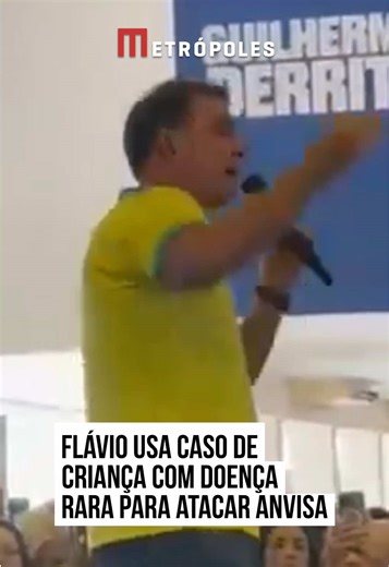 FLÁVIO BOLSONARO | O senador e candidato à Presidência da República, #FlávioBolsonaro (PL), usou o caso da #família de uma #criança com doença rara para fazer críticas à Anvisa sob o governo #Lula. Durante discurso em evento em Sorocaba, no interior de São Paulo, neste sábado (16/5), Flávio deu o microfone para a mãe de uma criança de seis anos que sofre de distrofia muscular de Duchenne (DMD). A família conseguiu na Justiça o direito ao tratamento, que custa R$ 17 milhões. De acordo com a mãe d